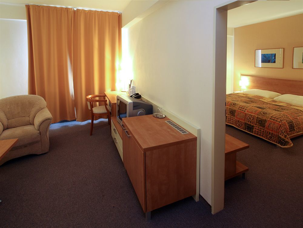 Hotel Karpatia Гуменне Екстер'єр фото