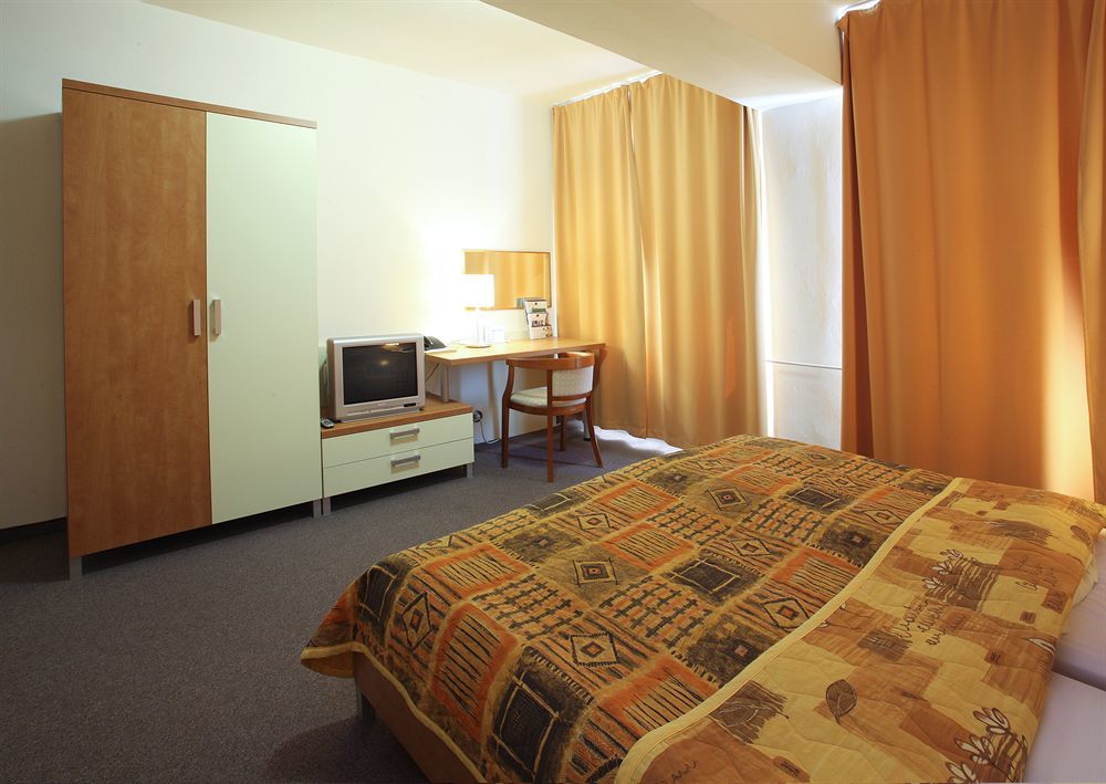 Hotel Karpatia Гуменне Екстер'єр фото