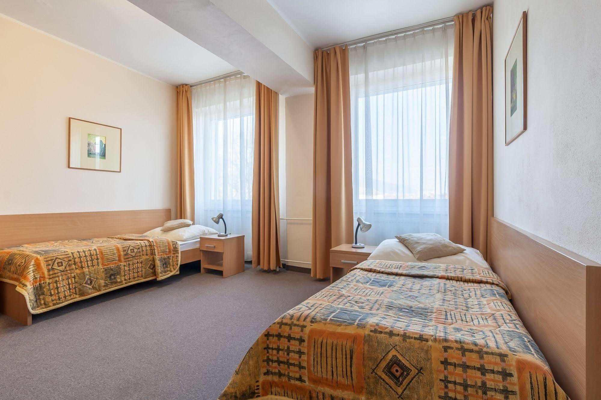 Hotel Karpatia Гуменне Екстер'єр фото