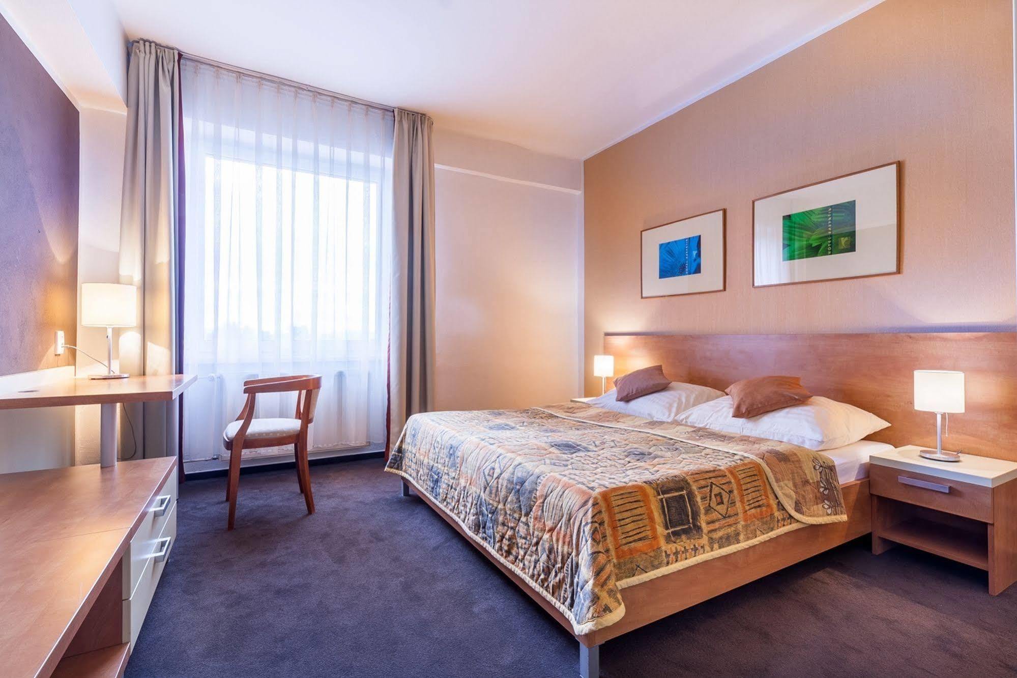 Hotel Karpatia Гуменне Екстер'єр фото