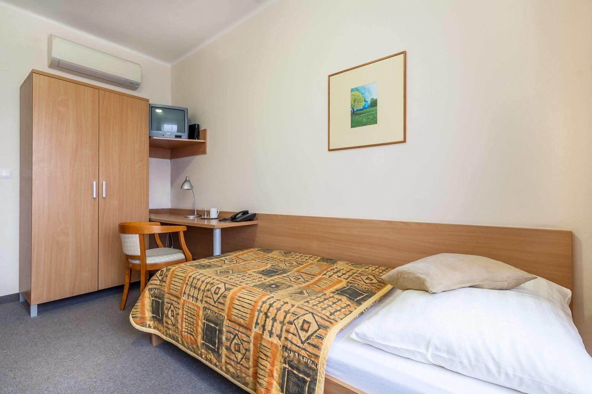 Hotel Karpatia Гуменне Екстер'єр фото