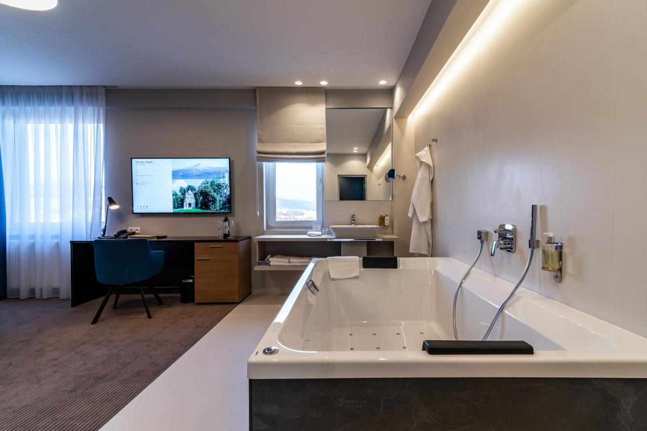 Hotel Karpatia Гуменне Екстер'єр фото